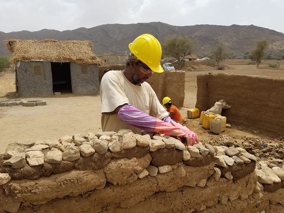 أحمد يبني بيتاً بعد خمس سنوات نزوح
